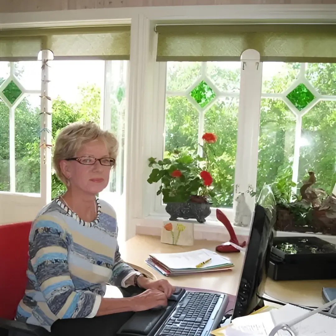 Gullvi Nilsson vid sitt skrivbord